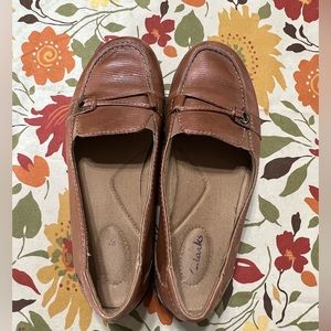 CLARKS Slip-on Loafer Dress Shoe‎ Tan Size 9.5 Women's Flat EUC 2013